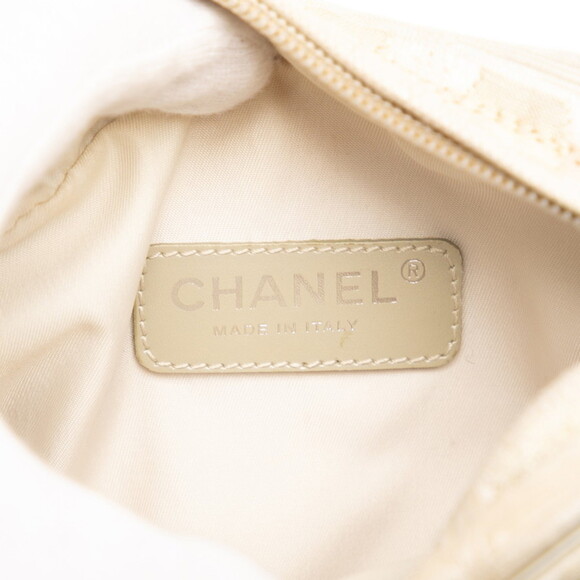 CHANEL White Leather Pochette Shoulder Bag - Picture 8 of 10
